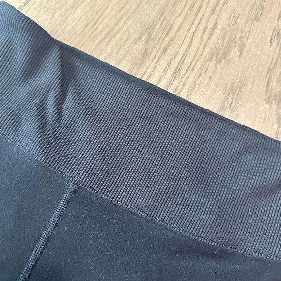 ALO Yoga Black Shorts Size Medium - Picture 3 of 9
